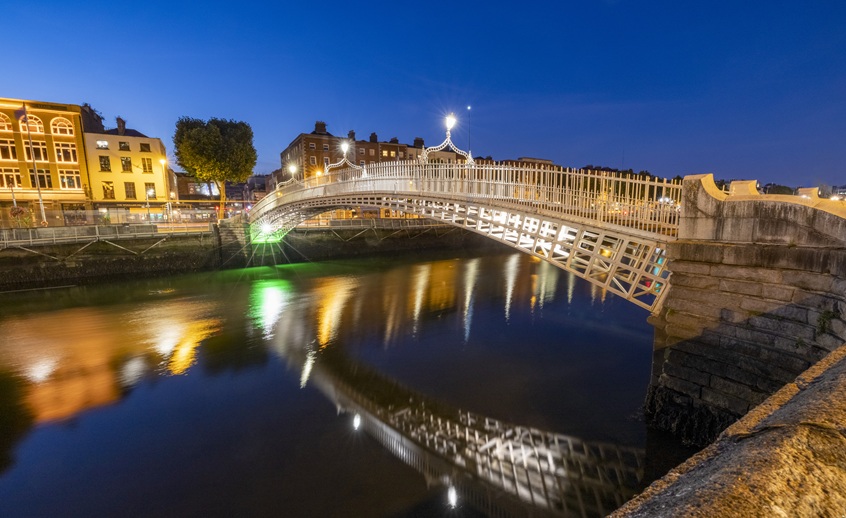 Ha'Penny Bridge, River Liffey, Dublin City Ha'penny Bridge, Dublin City, Co Dublin