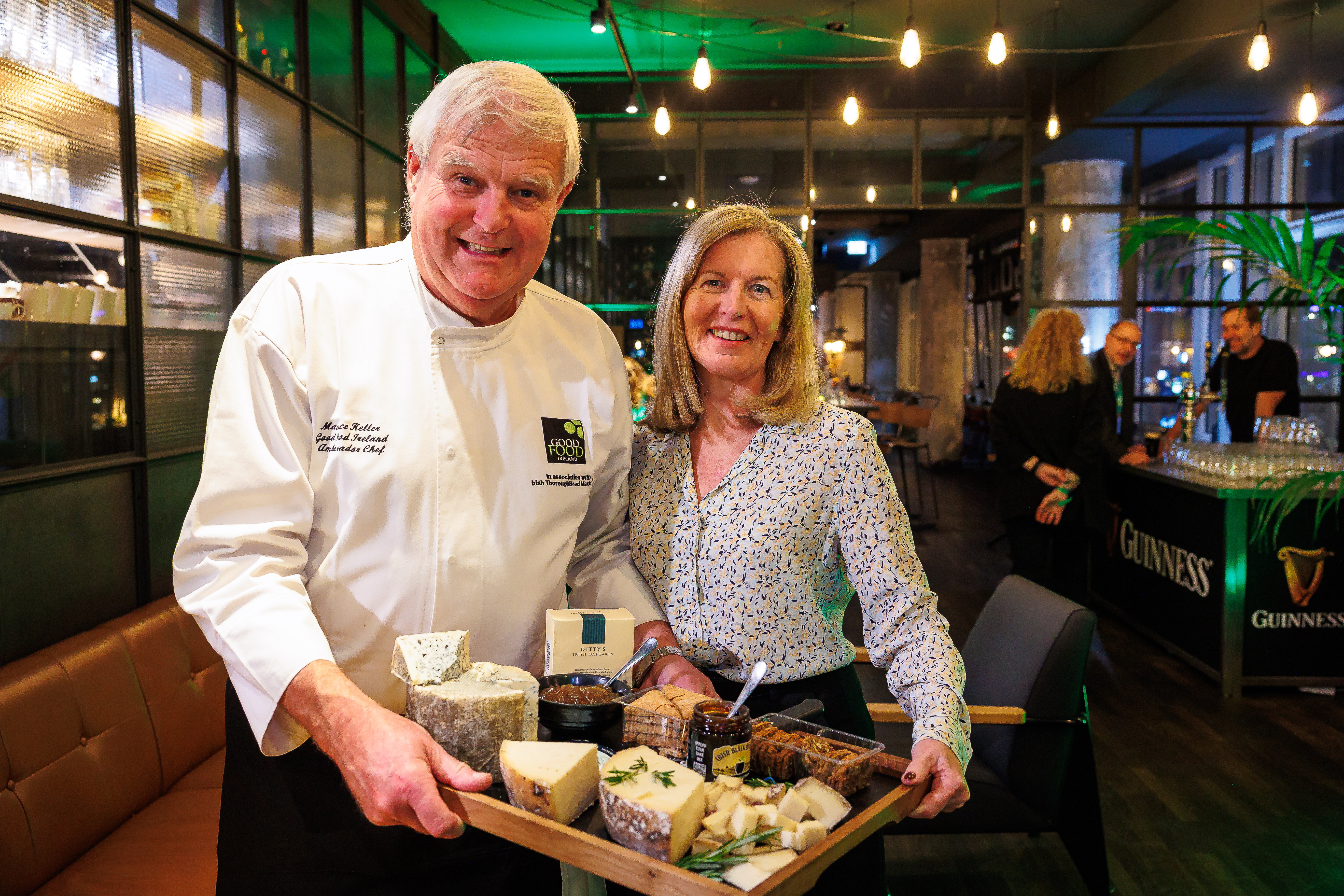 Der Geschäftsführer von Good Food Ireland mit einer Käseplatte