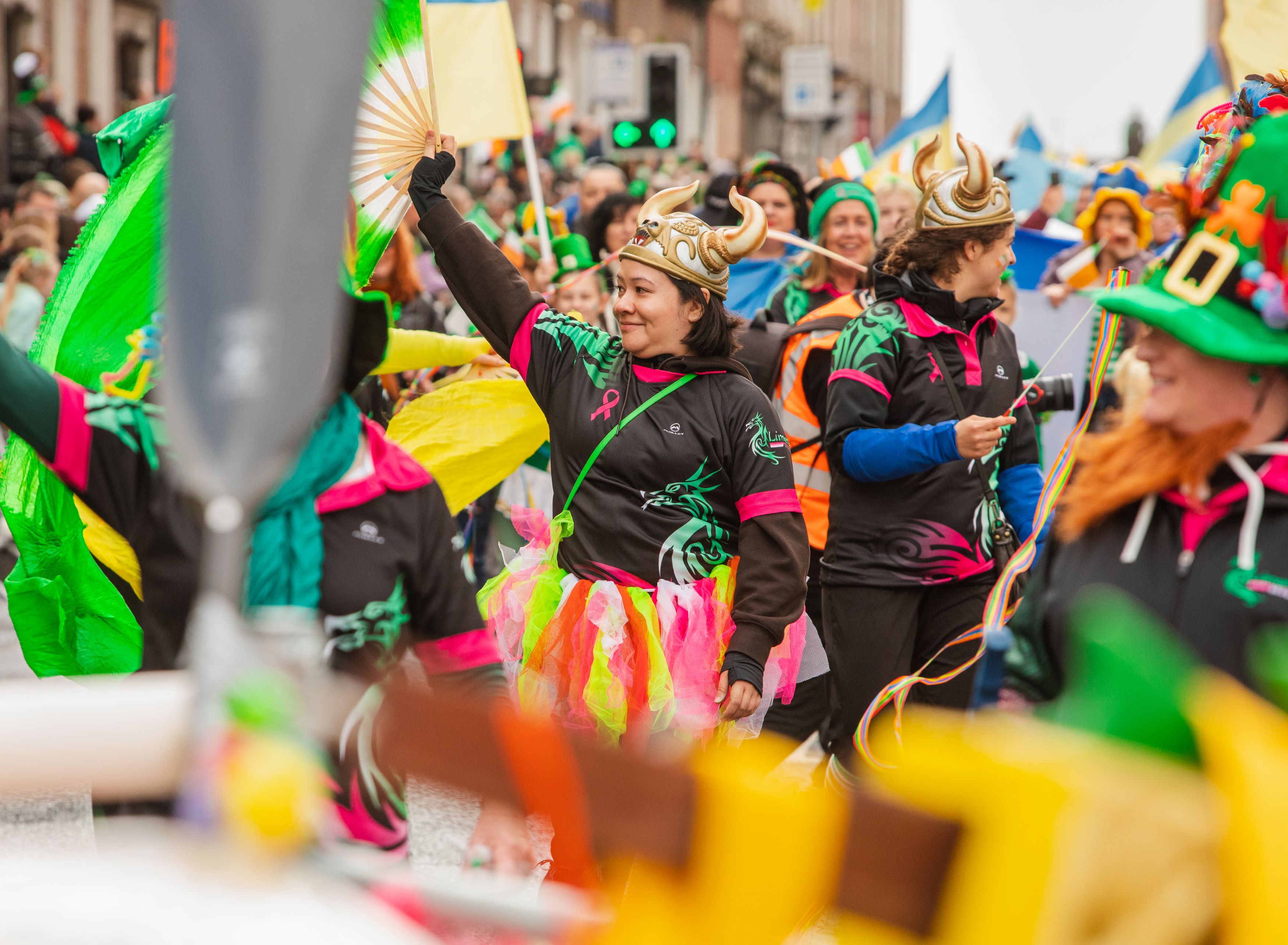 bunte Teilnehmergruppe der St Patrick's Day Parade