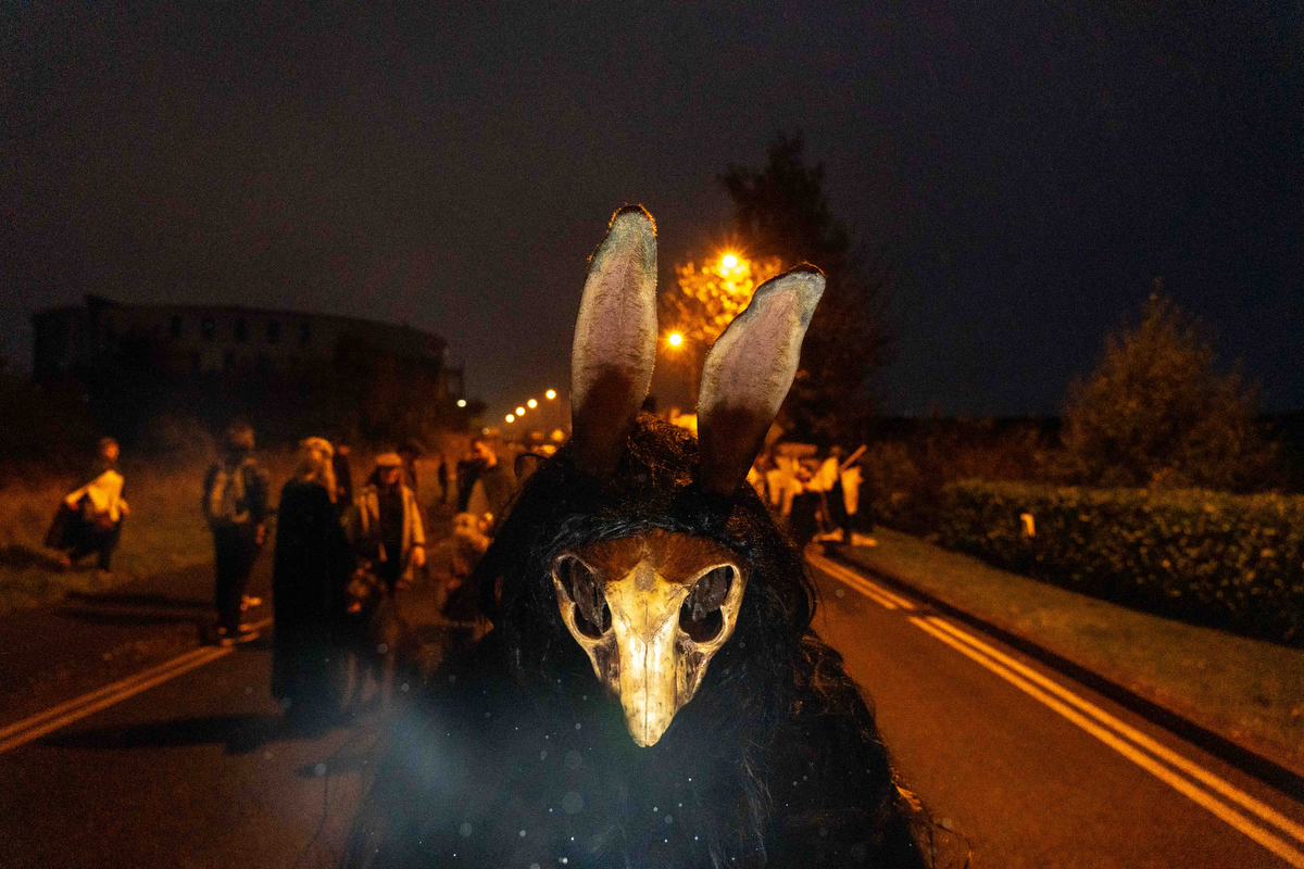 eine maskierte Person während eines Umzugs beim Puca-Fest