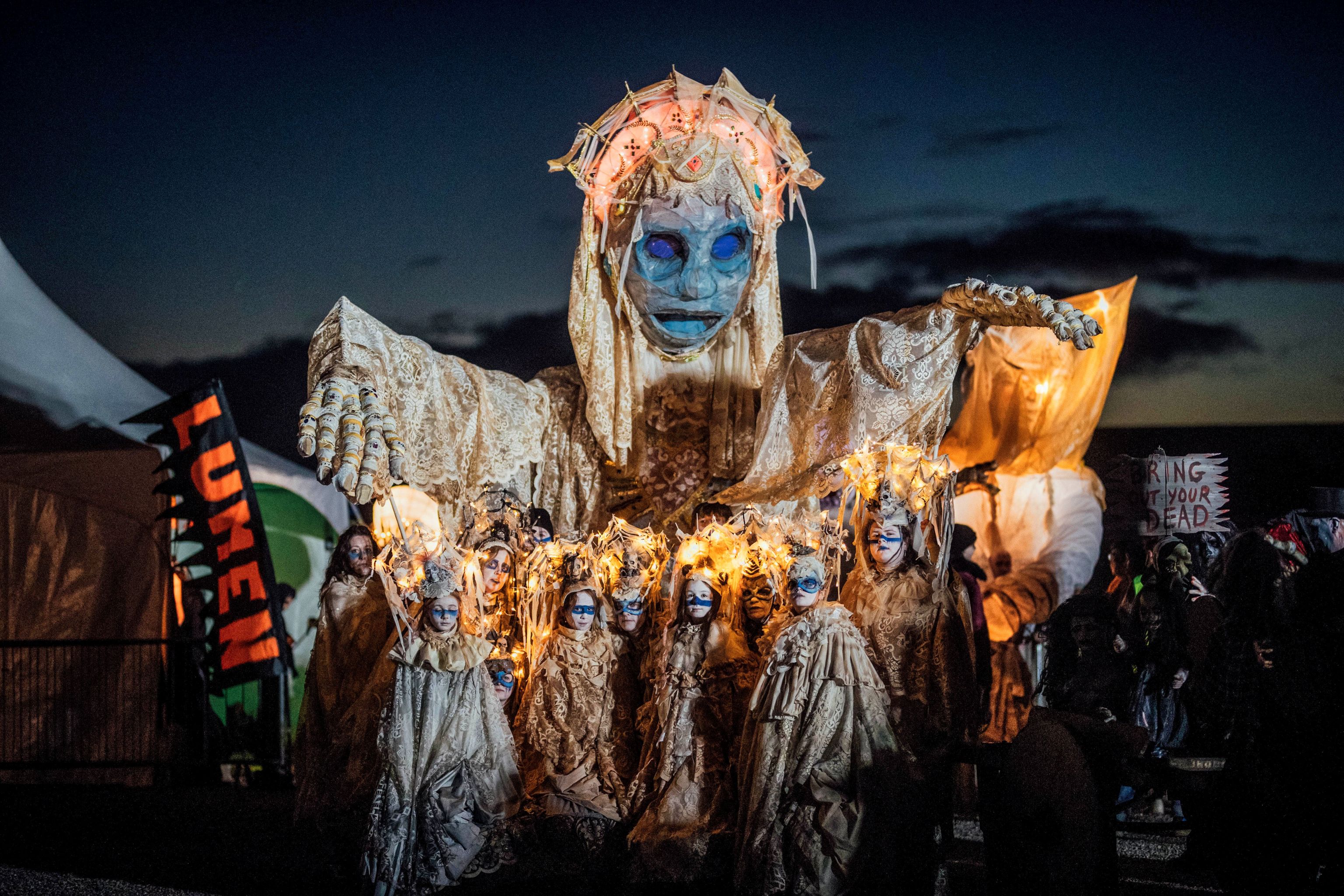 2025 Procesión en Limerick: Fire Shadows (Lumen Street theatre) Ciudad de Limerick