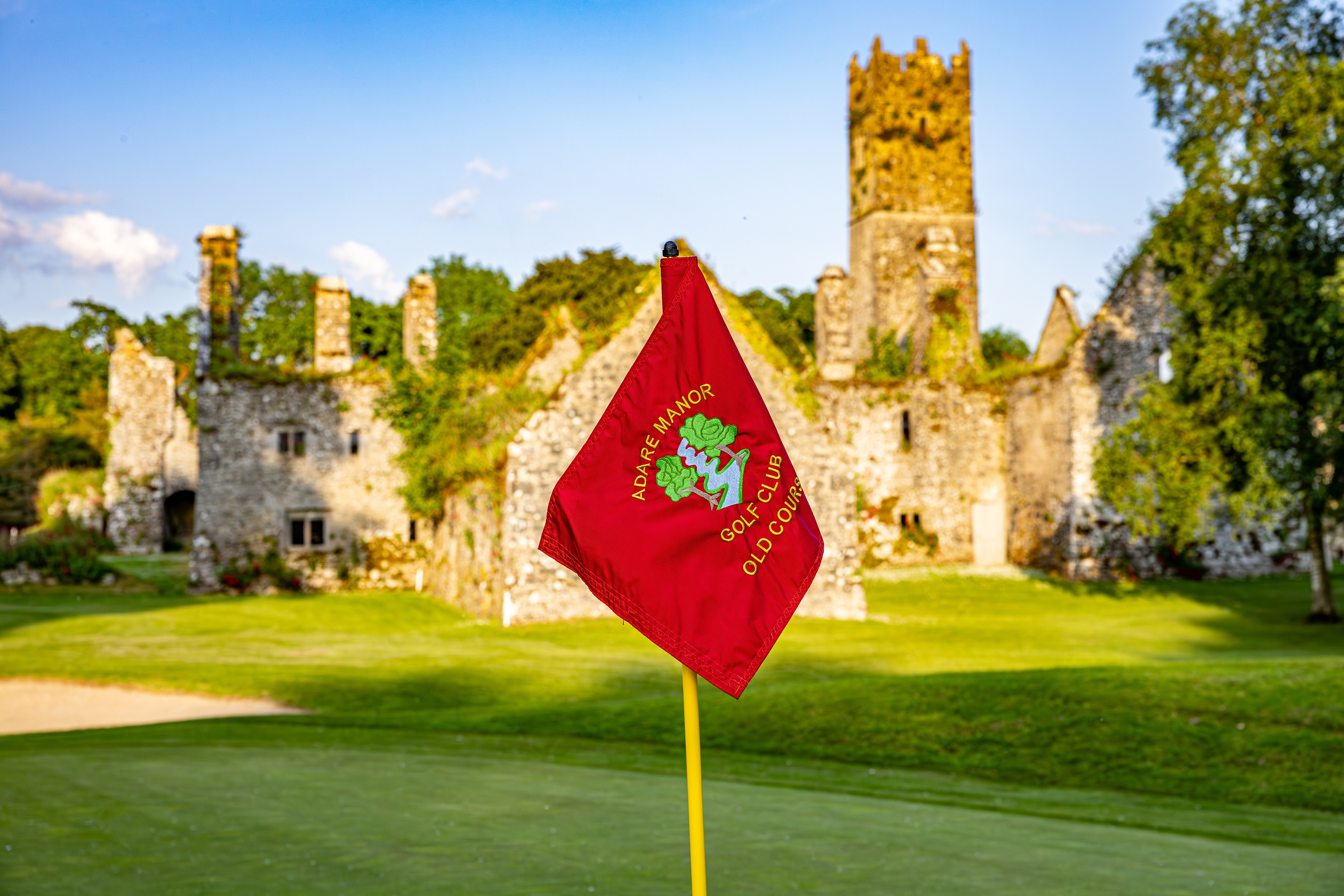Adare Manor Golf Course, Co Limerick_TI75KI2 Black Abbey neben einem Grün auf dem Adare Manor Golfplatz
