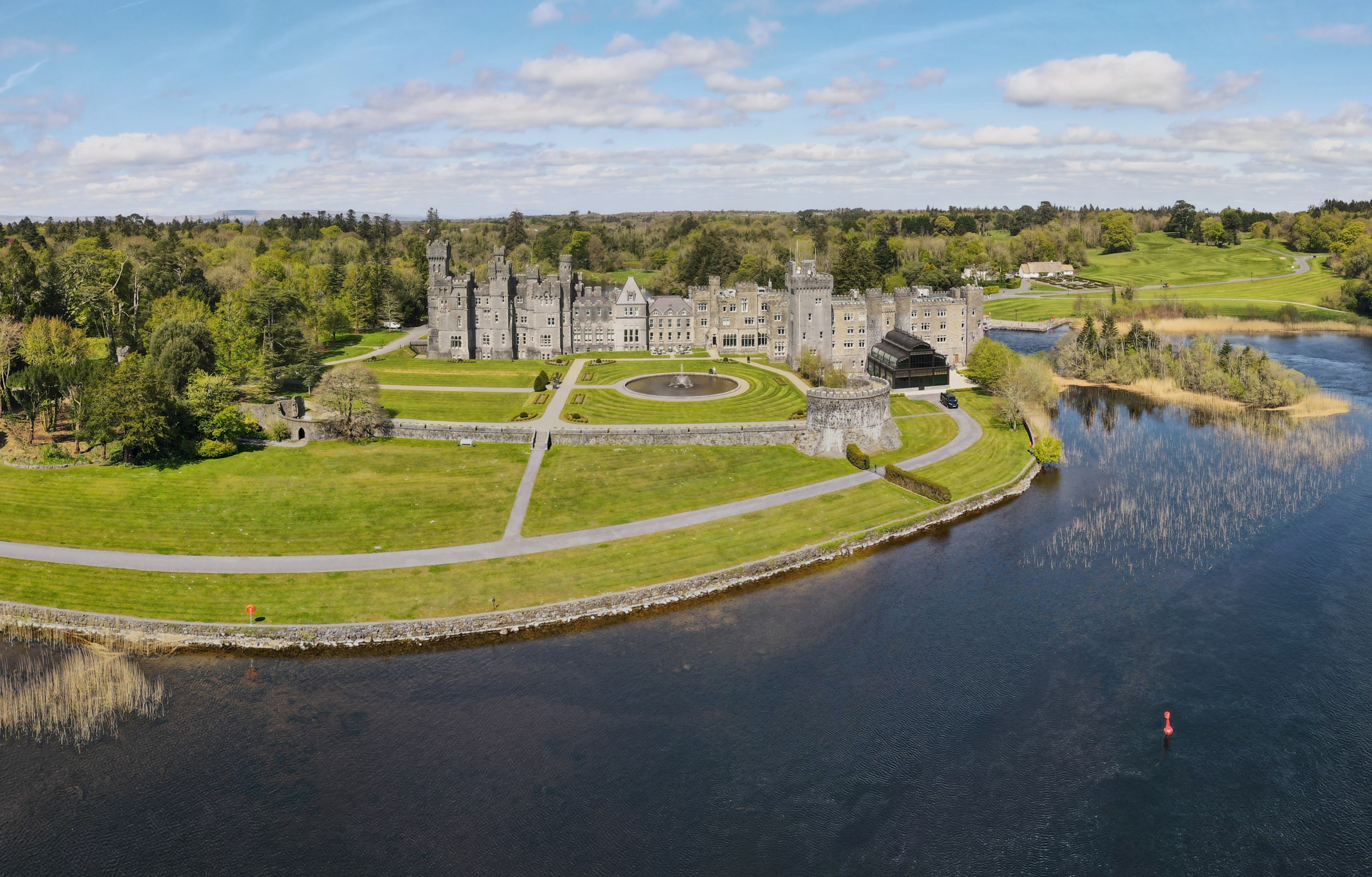 Aerial View, Ashford Castle, Co Mayo_TI715DR Das luxuriöse Ashford Castle aus der Luft fotografiert