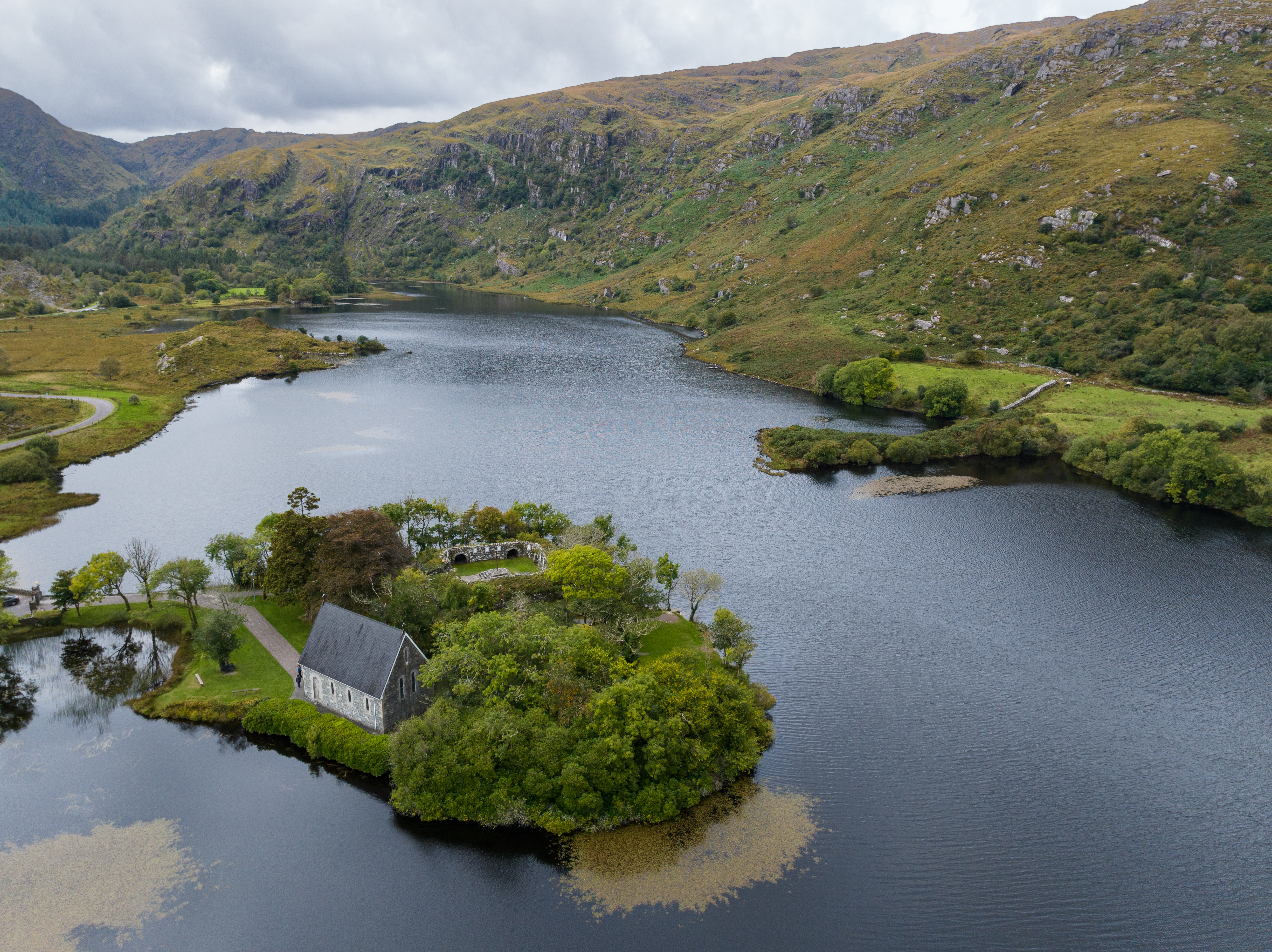 Die Kapelle St. Finbarr inmitten eines Sees in der Grafschaft Cork 