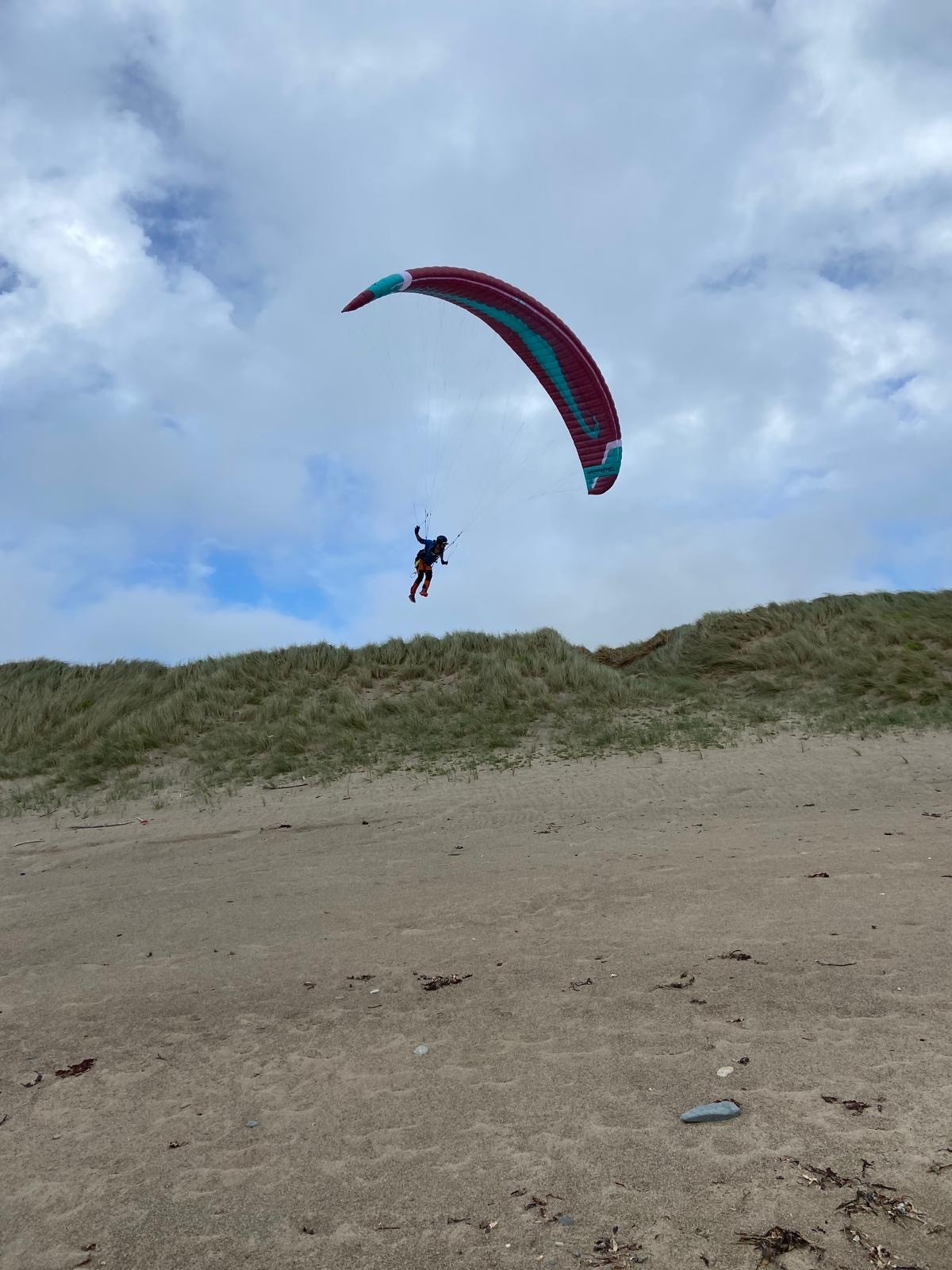 Paraglider über Dünen und Sand 