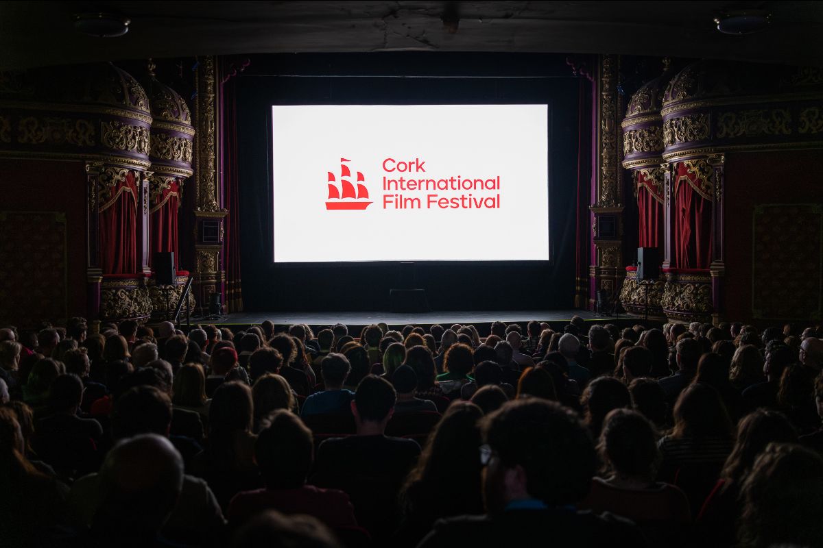 große Menschenmenge, die das Cork Filmfestival besucht