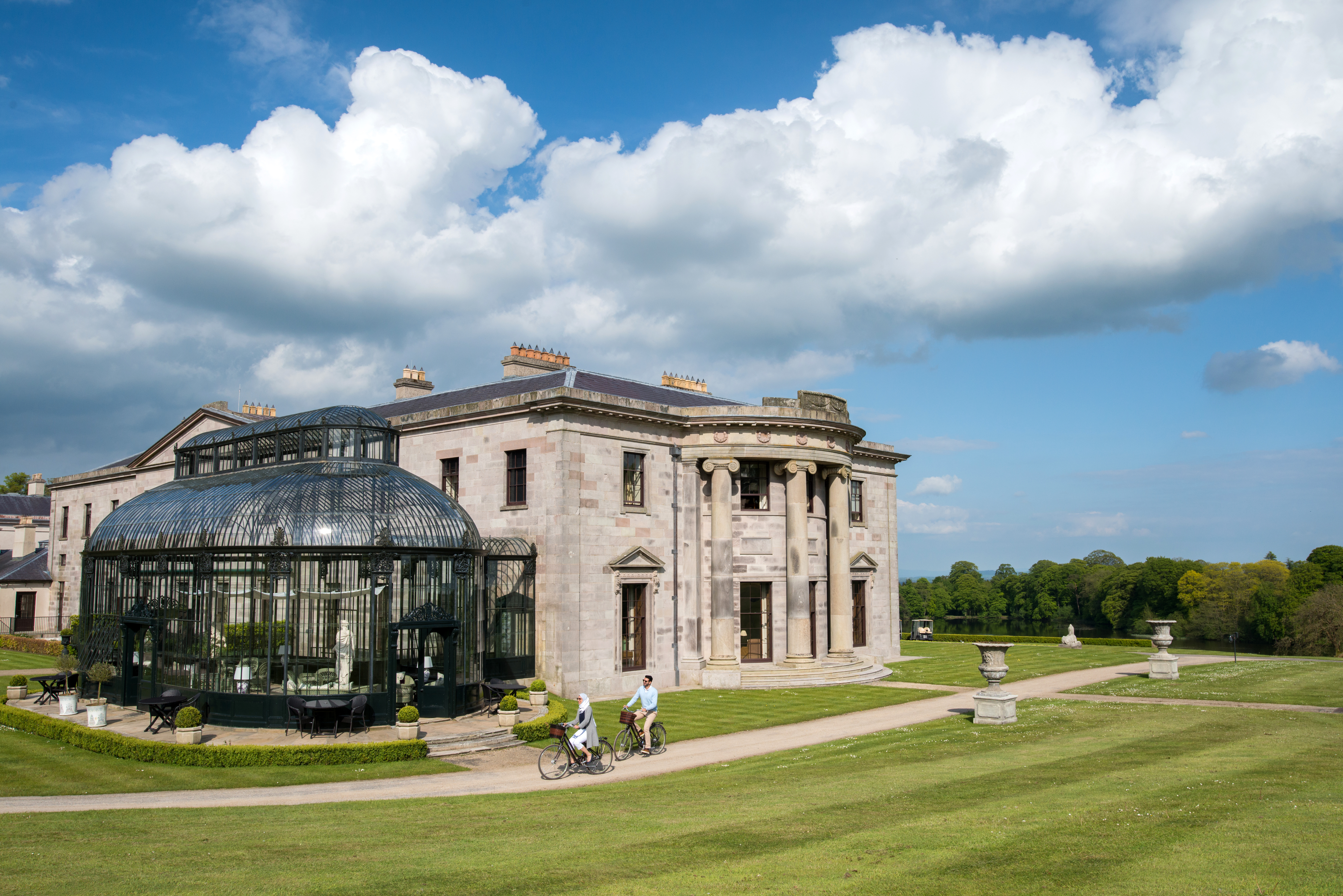 Cycling at Ballyfin Demesne_TI72H0Y 2 Radfahrer vor dem Ballyfin Demesne