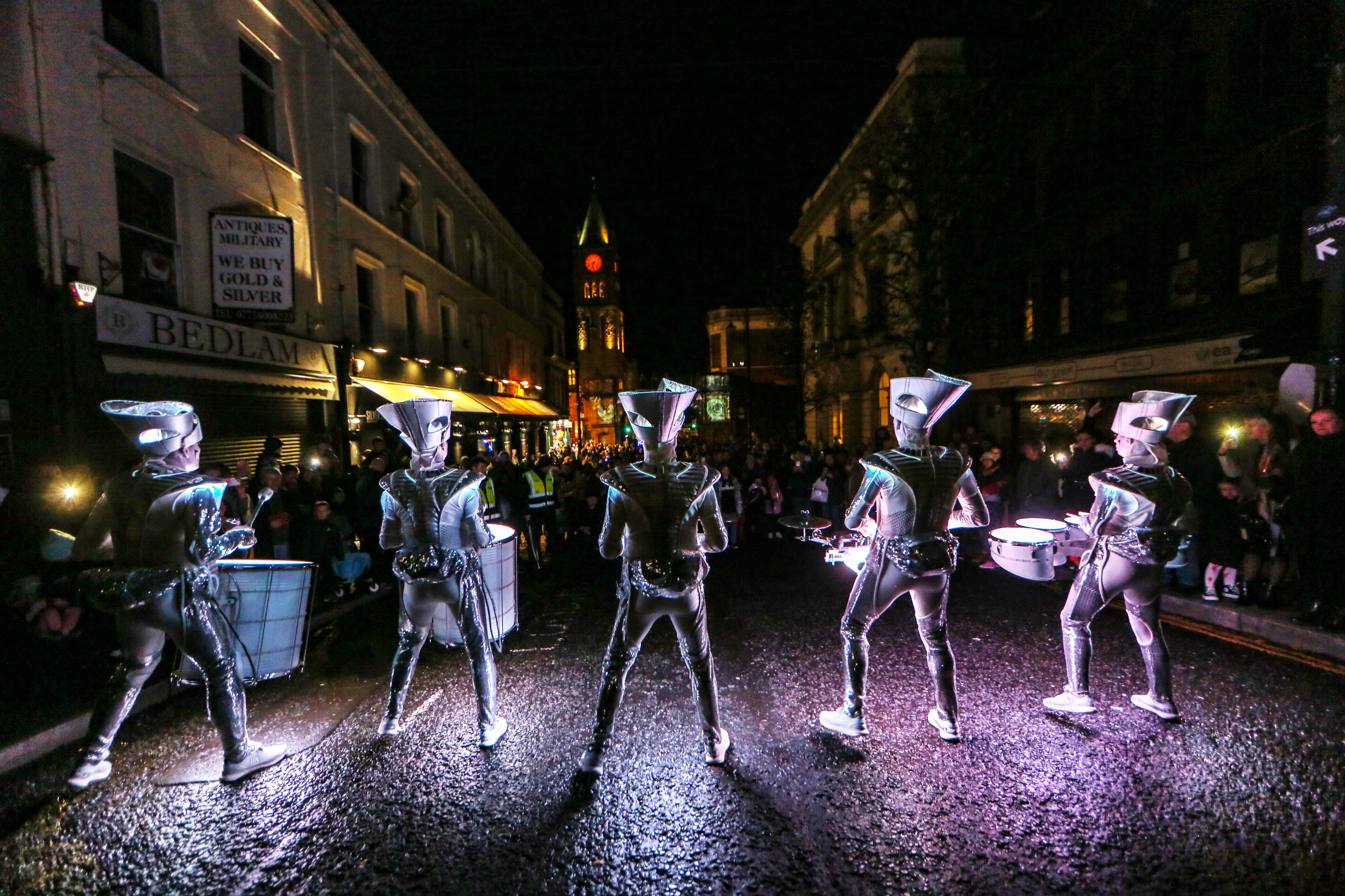 Derry Halloween Festival, Co. DerryLondonderry_TI7KEL Schlagzeuggruppe performt auf einer Halloweenparade
