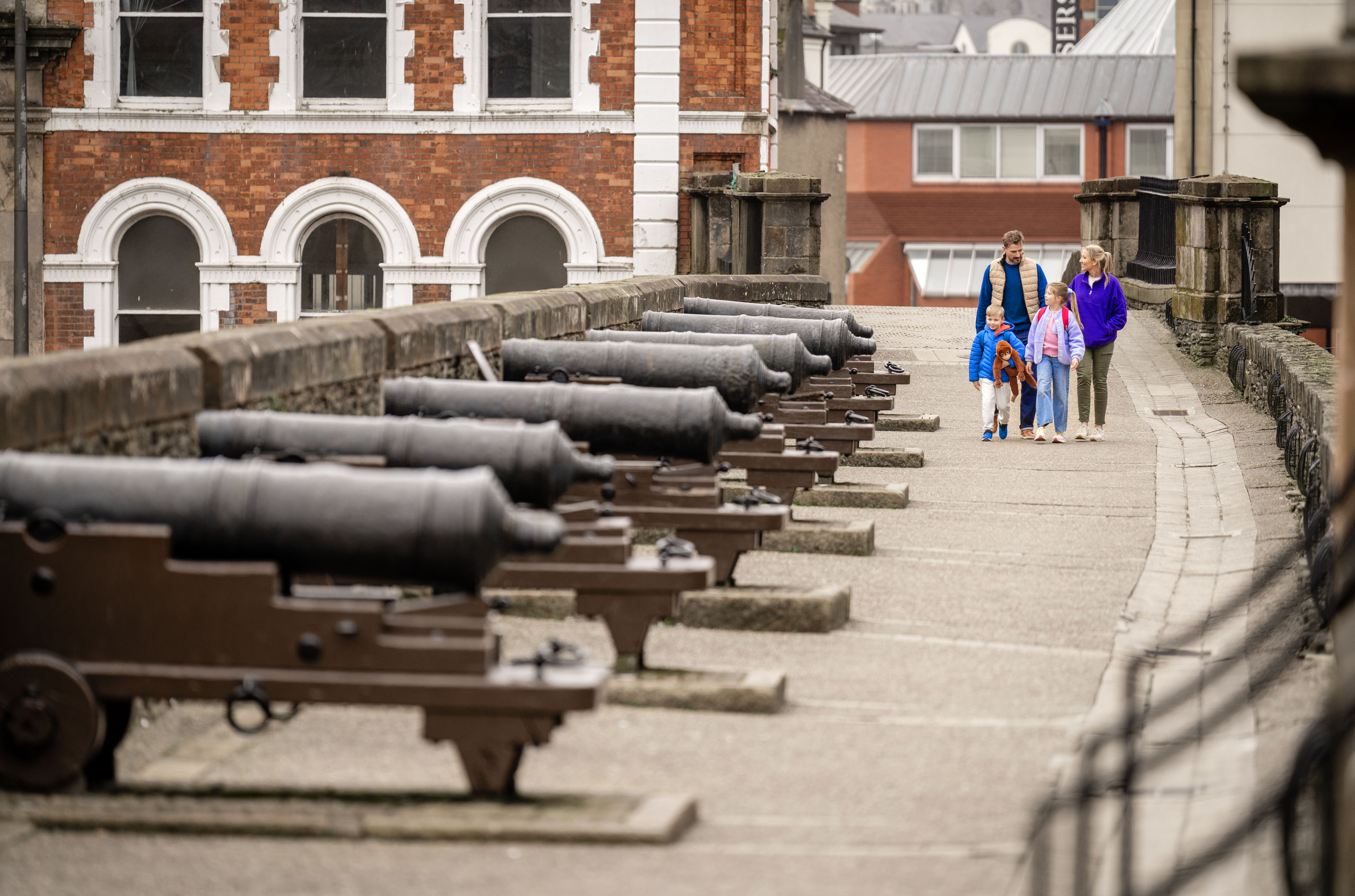 Derry Walls, Co Derry~Londonderry_TI730RA Auf der Stadtmauer von Derry