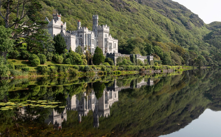 Desktop Lead Kylemore Abbey, Connemara, Co Galway_TI71DJY Kylemore Abbey spiegelt sich im Wasser