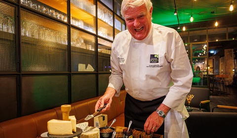 Ein Mitarbeiter von „Good Food Ireland“, der bei der „Irish Night“ in Berlin Käse serviert