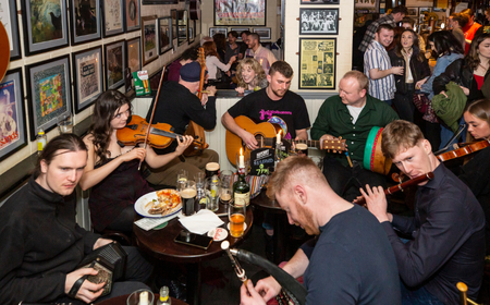 eine Trad Session, die während des Tradfest in einem Pub stattfindet