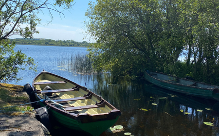 ein Boot, das am ruhigen Ufer des Lough Derg liegt