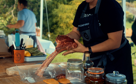 DESKTOP LEAD_ Lo and Slo, Wild and Fired BBQ School Fleisch zubereiten in der „Lo and Slo, Wild and Fired BBQ School“