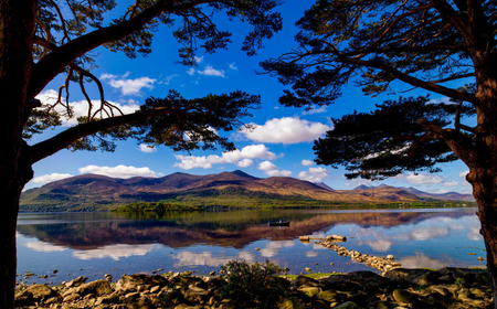 ein klarer Lough Leane mit Bergen im Hintergrund 