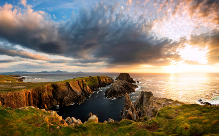 DESKTOP LEAD_ Malin Head Blick auf den Sonnenuntergang entlang von Malin Head im County Donegal