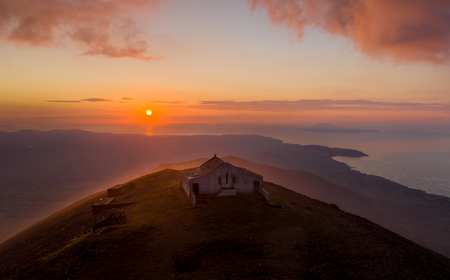 Sonnenuntergang auf dem Gipfel des Croagh Patrick Mountain