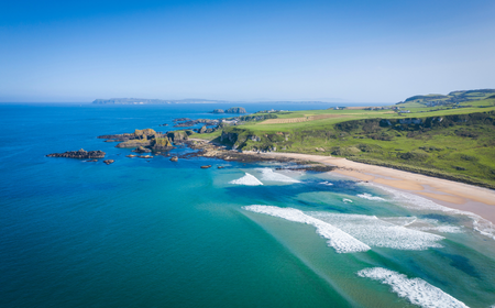 DESKTOP LEAD_ White Park Bay Luftaufnahme des White Park Bay Beach im County Antrim