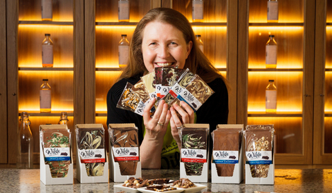 Dame, die die Wilde-Schokoladenkollektion präsentiert