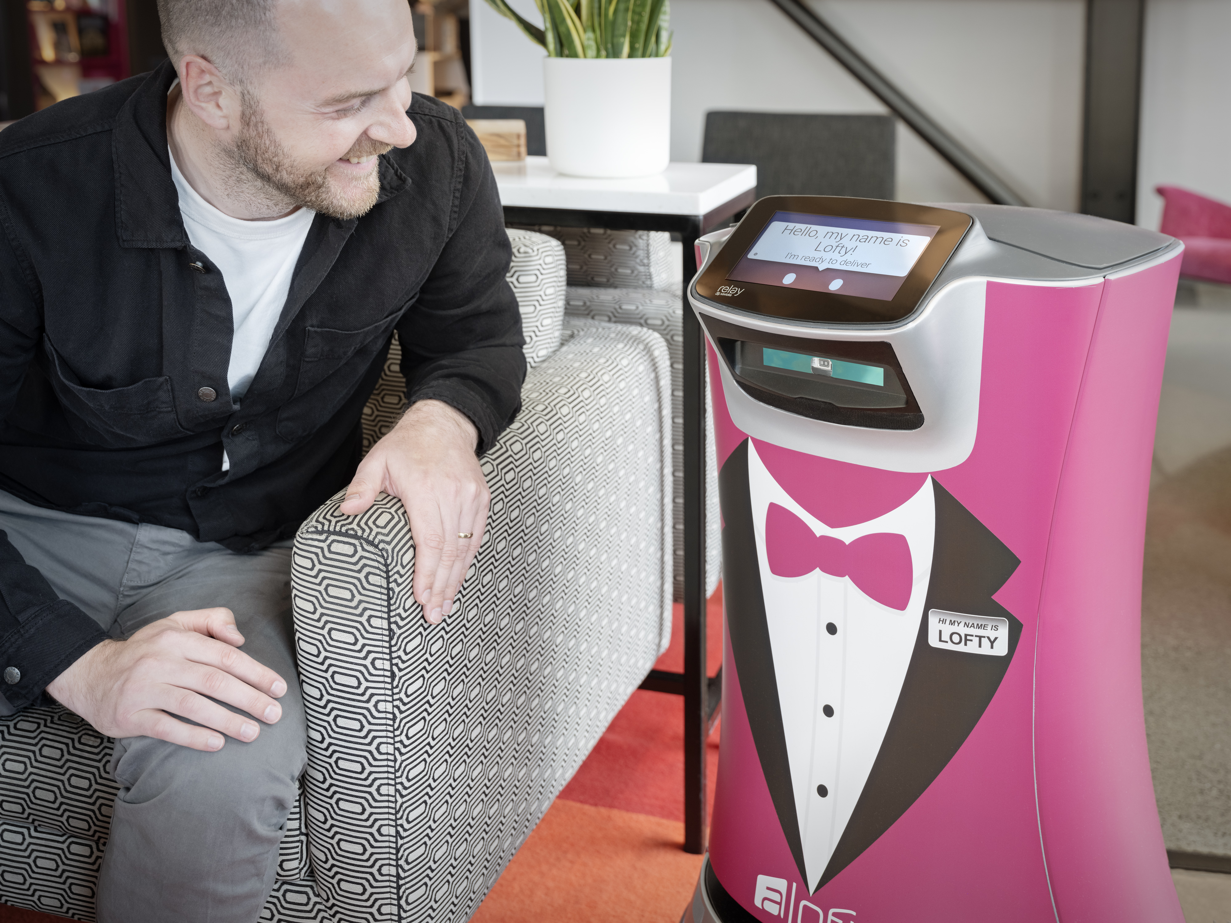 Roboter bedient Gast im Aloft Hotel in Dublin