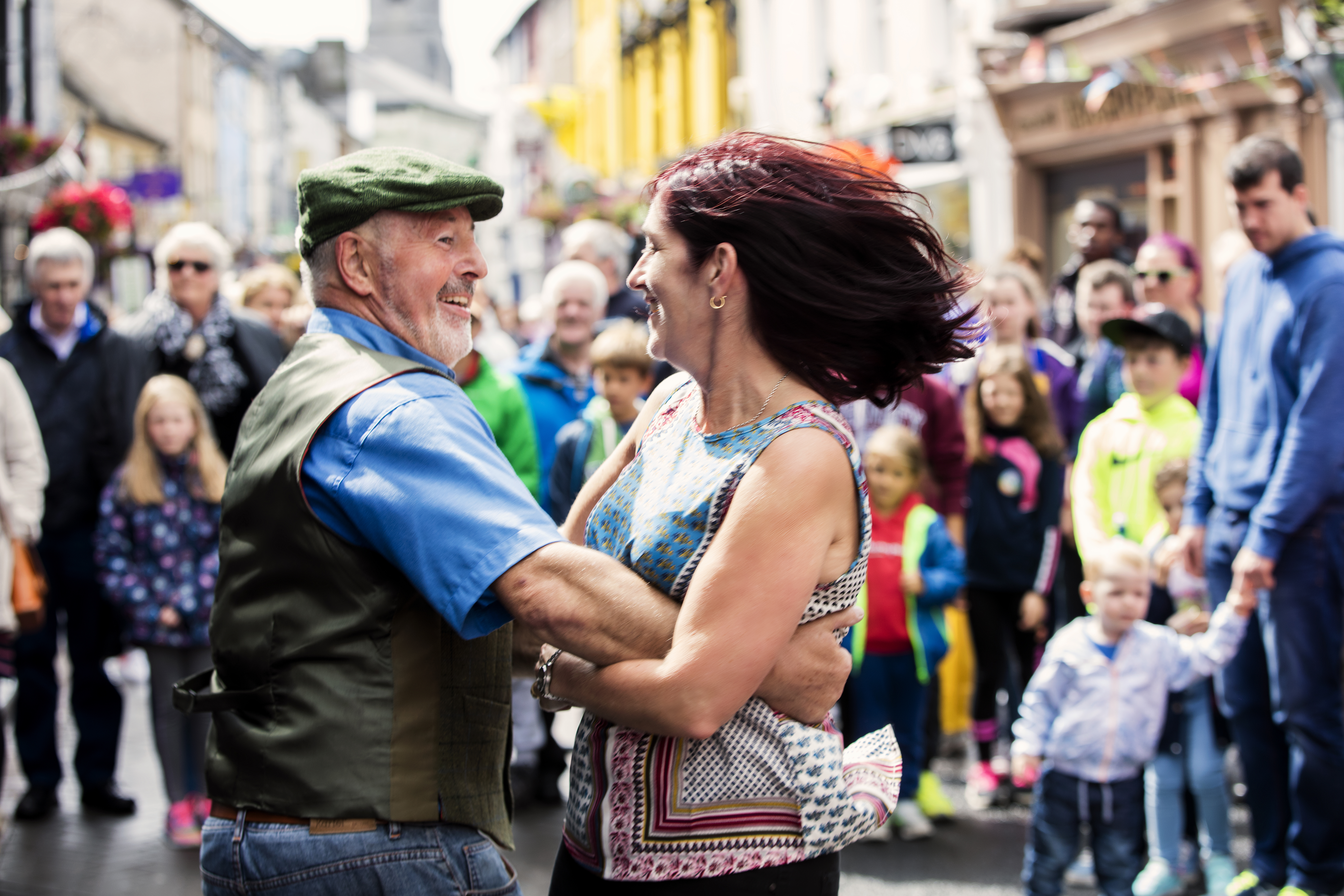 Zwei Menschen, die beim Fleadh Cheoil tanzen