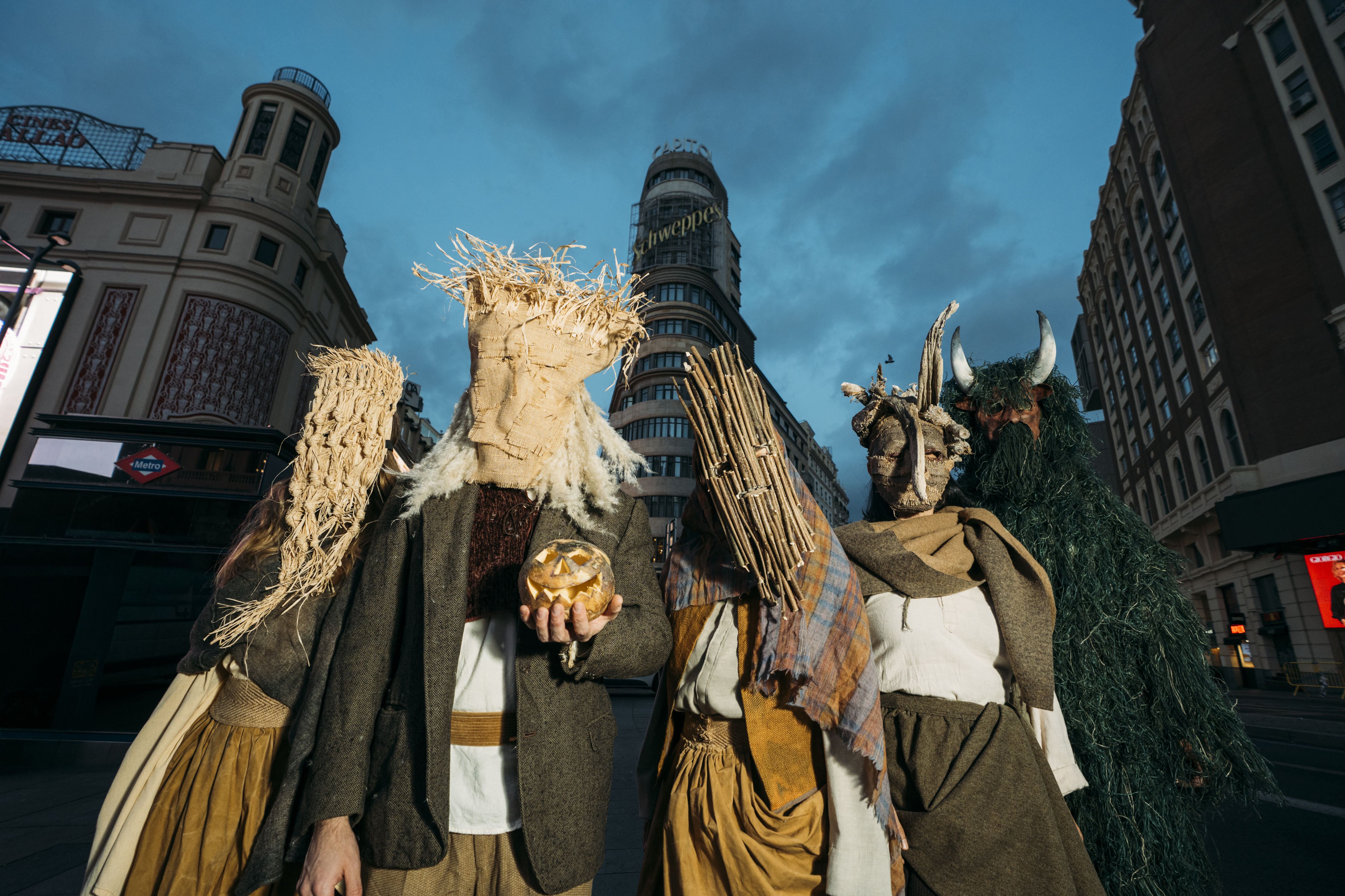 Imagen de 5 personajes de la mitología irlandesa con máscaras 