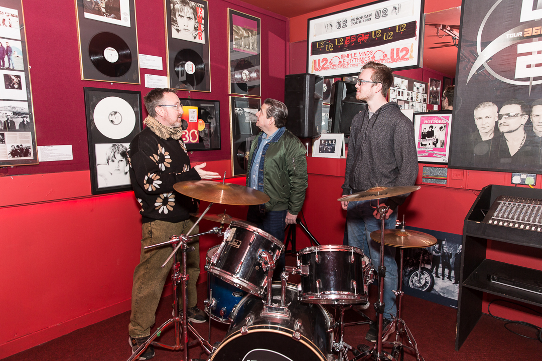 Irish Rock 'n' Roll Museum, Dublin City Schlagzeug und U2-Wandbild im Irish Rock ’n’ Roll Museum