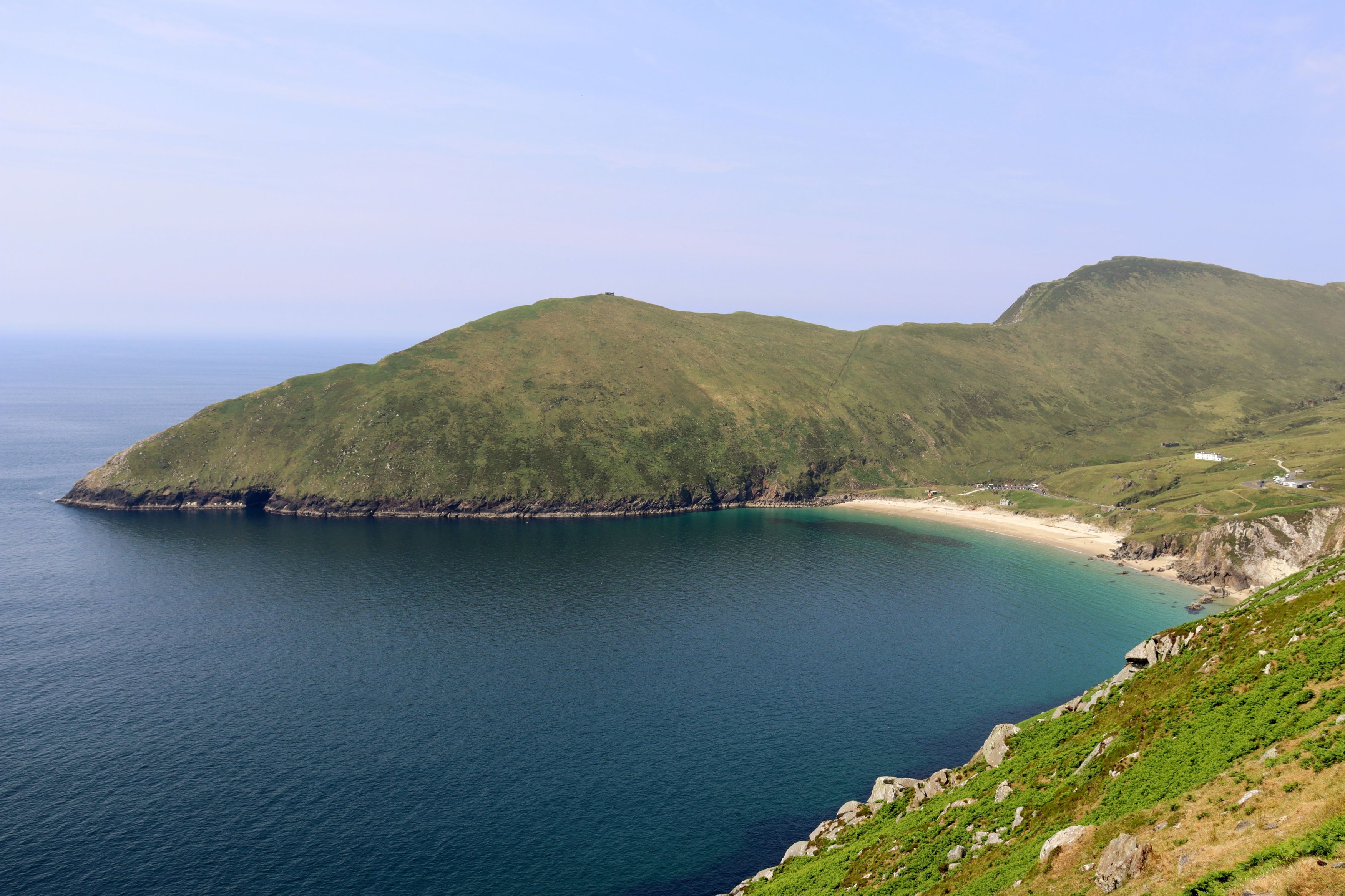 Keem Bay auf Achill Island mit Strand, Meer und Hügel