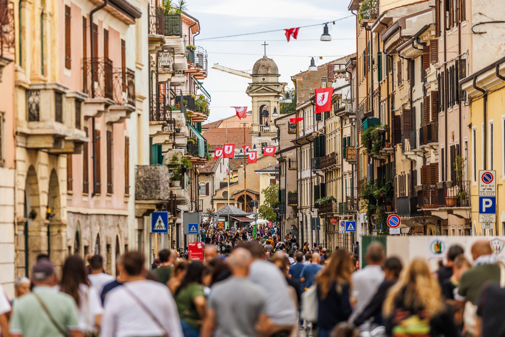 Le-strade-di-Veronetta-con-il-pubblico-ph-credits-Massimo-Samaritani Le-strade-di-Veronetta-con-il-pubblico-ph-credits-Massimo-Samaritani