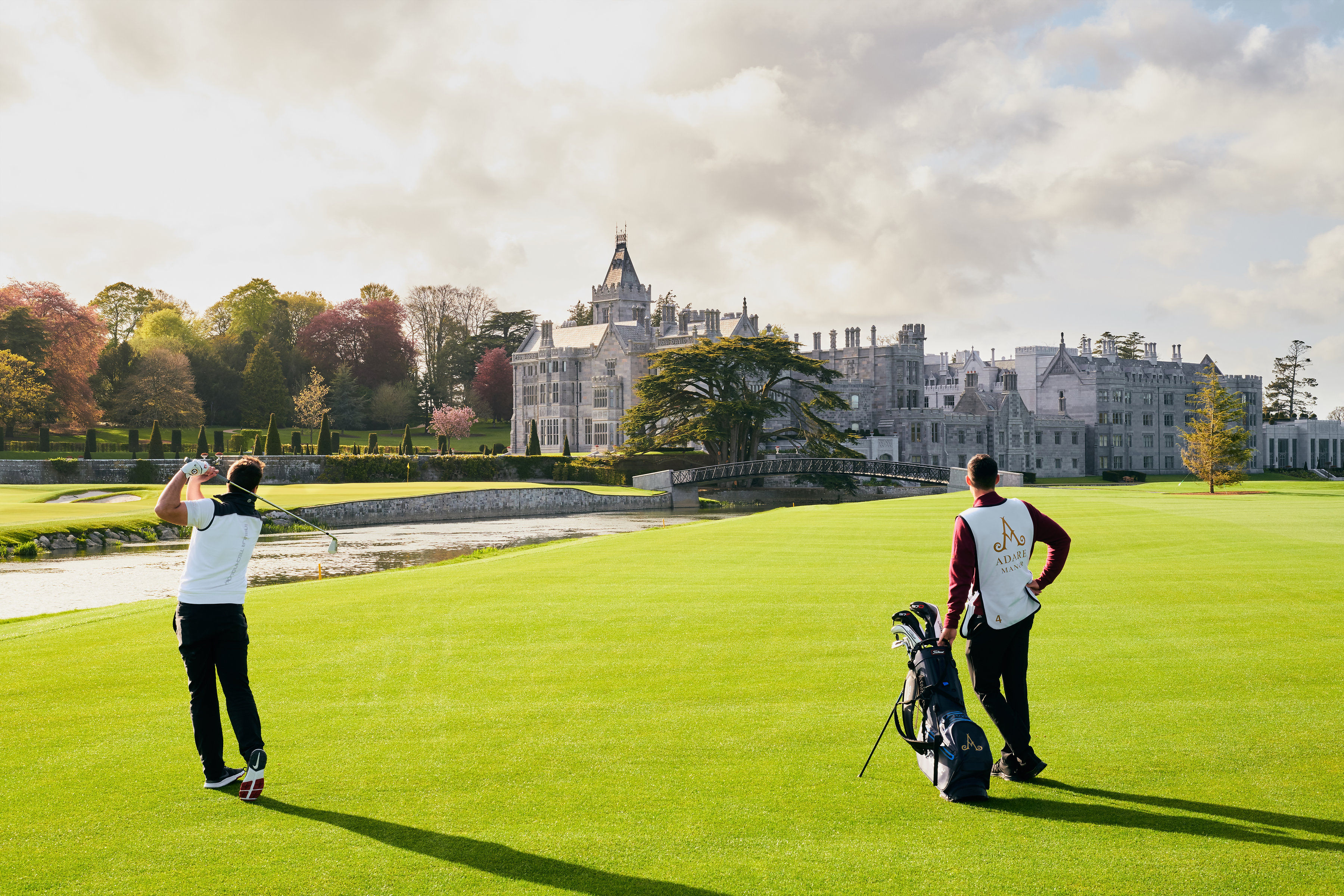 Golfer spielen im Adare Manor
