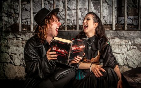 2 Personen, die die Ghostbus-Tour in Dublin genießen