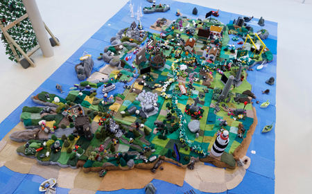 ein Bild der großen gestrickten Karte, auf der die verschiedenen Sehenswürdigkeiten der Insel zu sehen sind