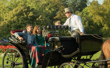 Ein Paar genießt eine Kutschfahrt im Phoenix Park in Dublin.