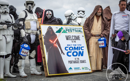 Leute, die als Star-Wars-Figuren verkleidet waren, bei der May The 4th Sci-Fi Film Festival 2024
