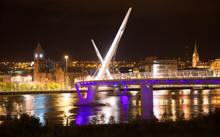 LEAD Desktop_Peace Bridge, Derry Nachtansicht der Friedensbrücke in Derry-Londonderry