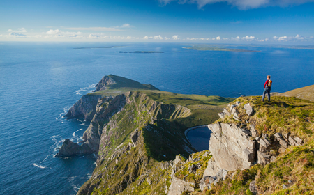 dramatischer Blick auf die Atlantikküste und Saddle Head vom Croaghaun aus