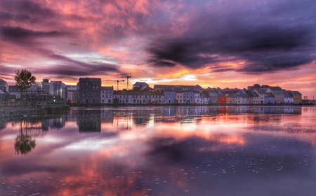 LEAD Desktop_The Claddagh, West Galway Sonnenaufgang, Blick auf die Küste im Stadtteil Claddagh, Galway City