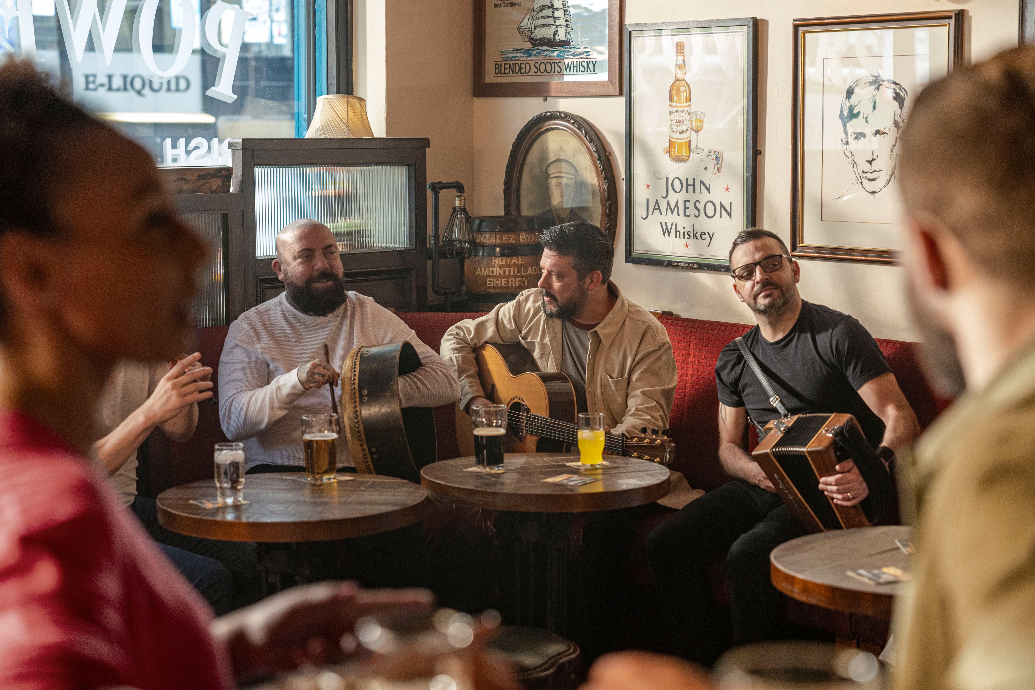 LEAD Peadar O’Donnell’s, Derry~Londonderry Drei Musiker sitzen im Pub und spielen gemeinsam