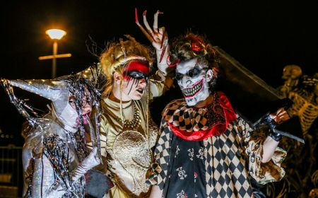 drei Personen in Halloween-Kostümen