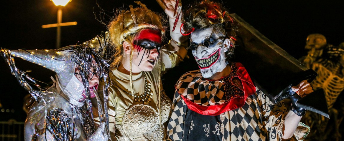 drei Personen in Halloween-Kostümen