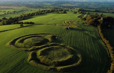 Ein Luftbild der Hill of Tara