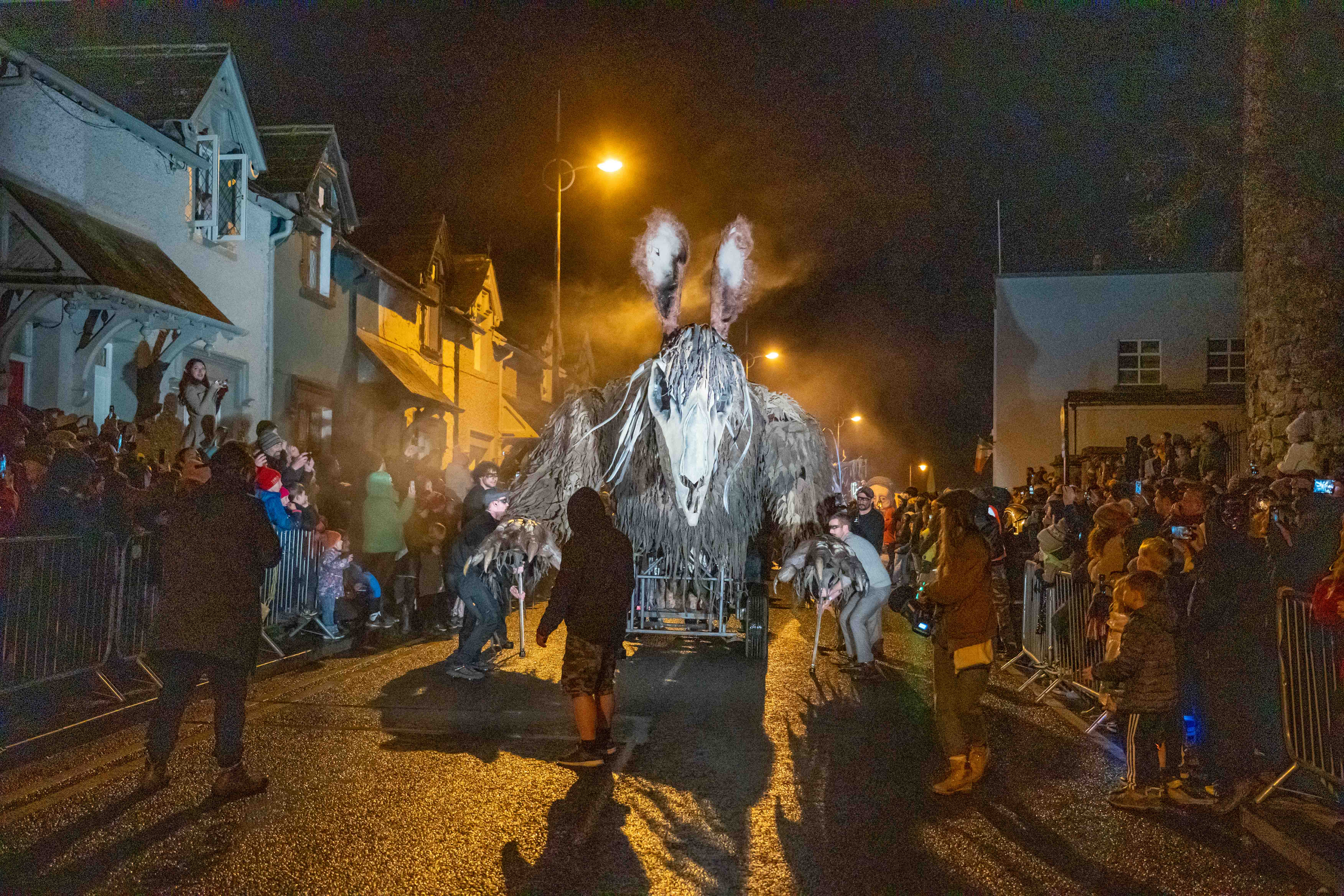 Ein großes und furchterregendes Halloween-Wesen bei der Puca-Parade