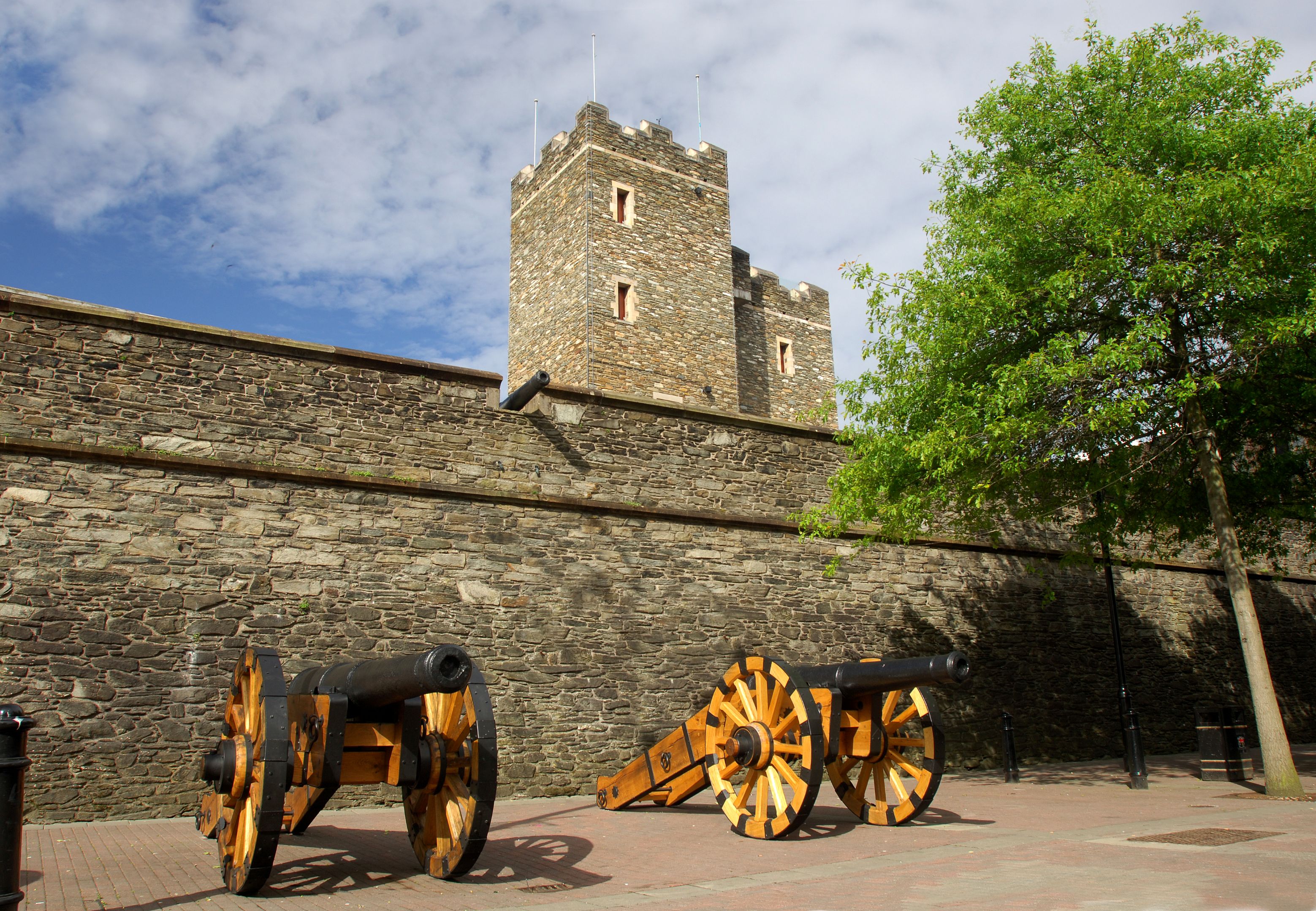 image of restored cannons at the Derry Walls 