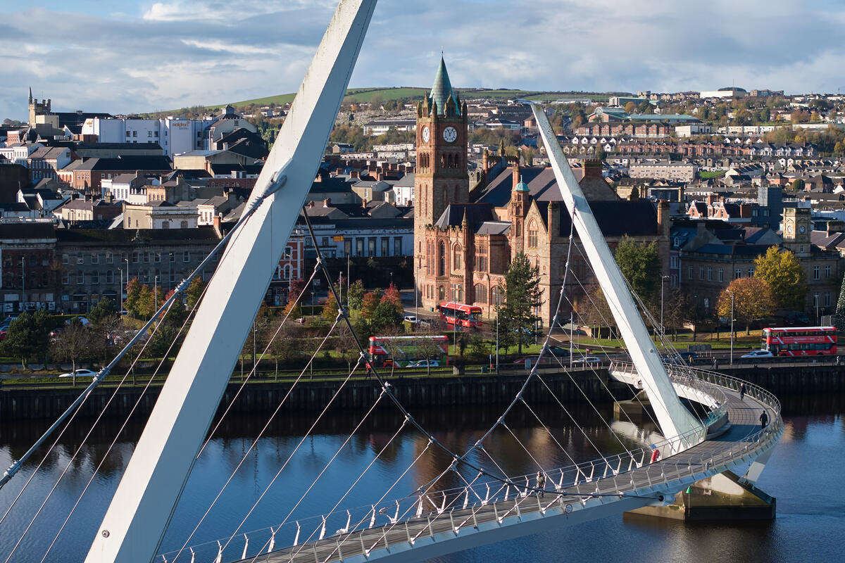 Río Foyle y Puente de la Paz en Derry-Londonderry ©Turismo de Irlanda