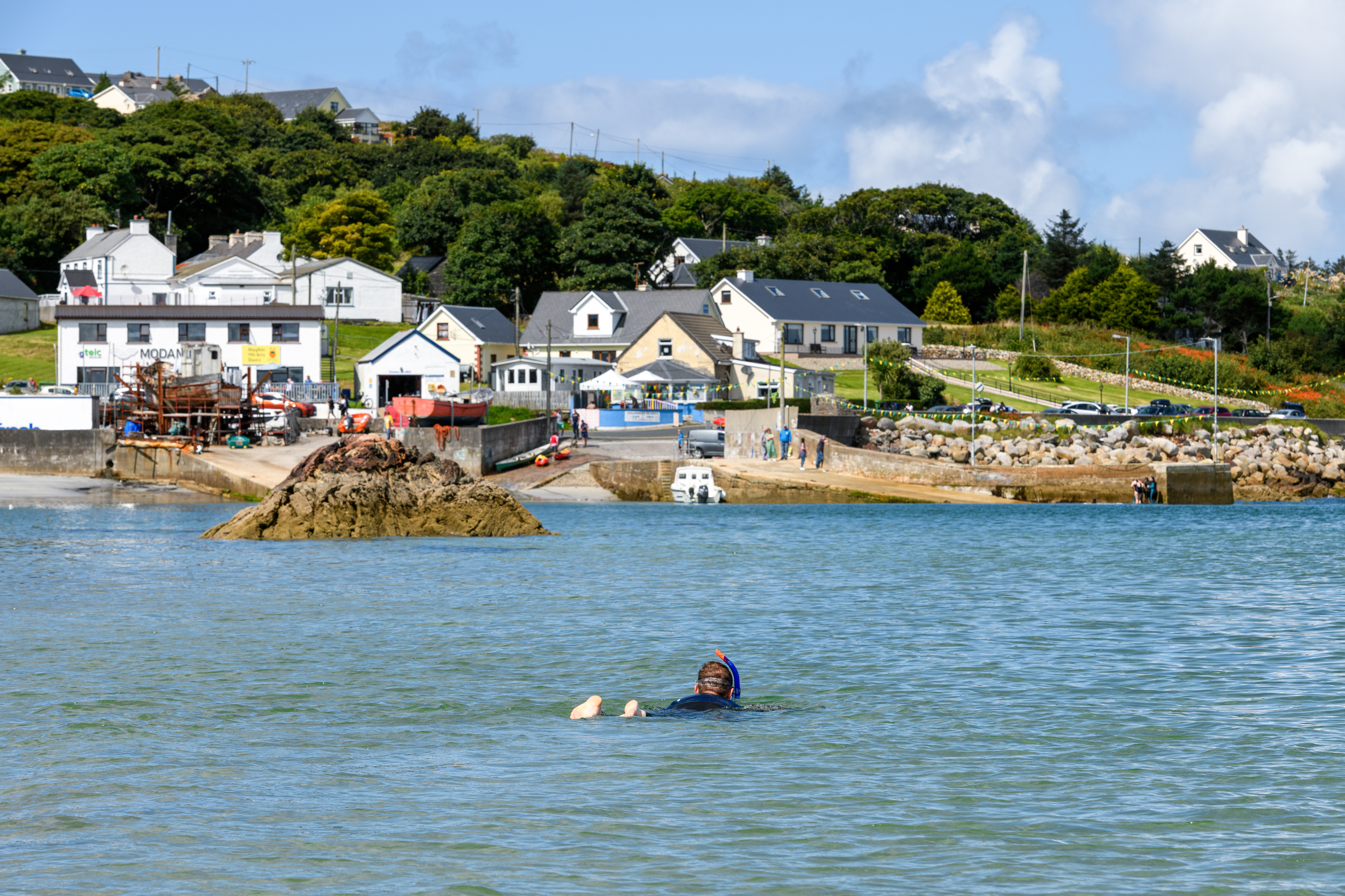 Ein Mann beim Schnorcheln auf der Insel Arranmore 