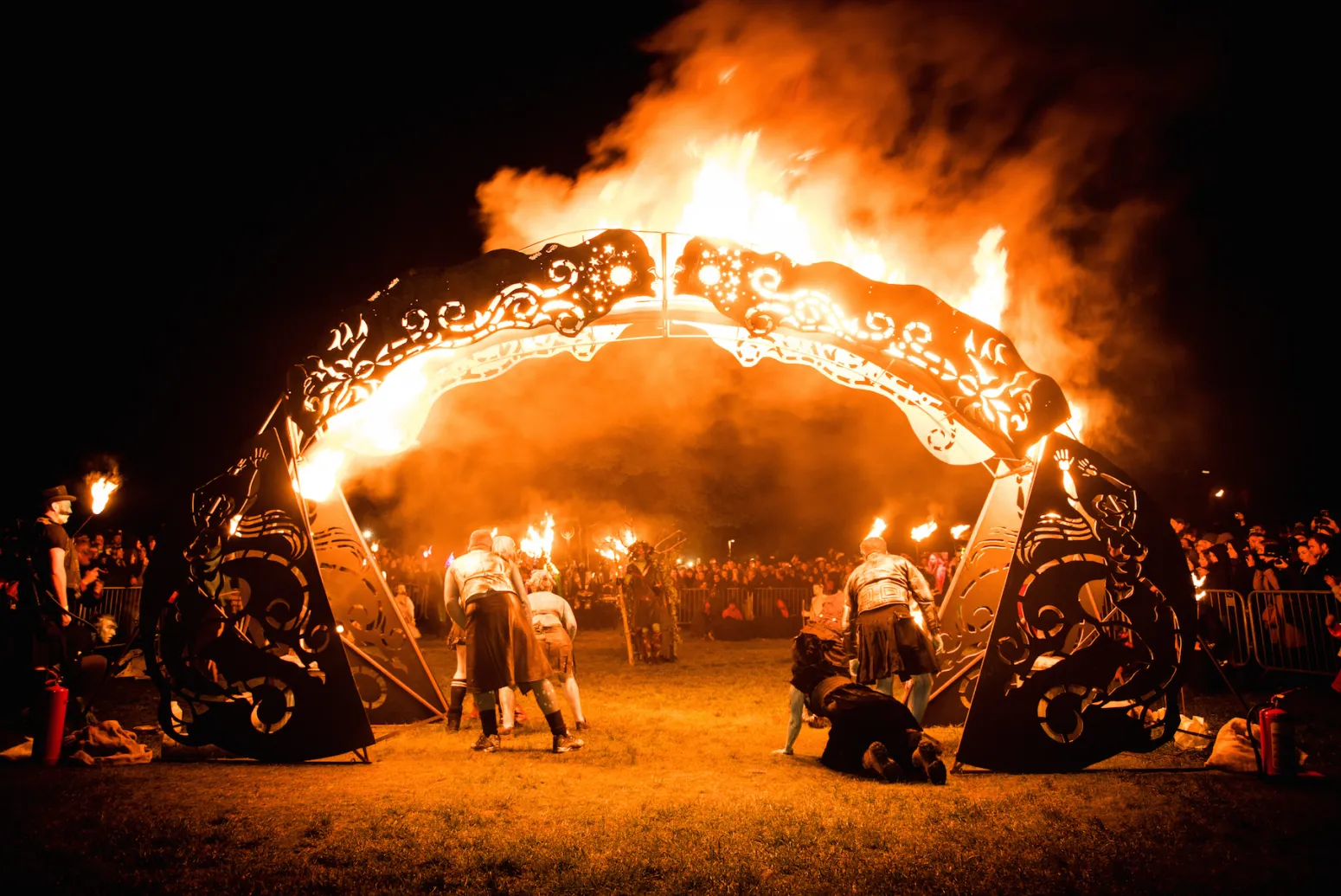 ein Feuerbogen und große Menschenmengen versammeln sich zum Beltane Fire Festival 