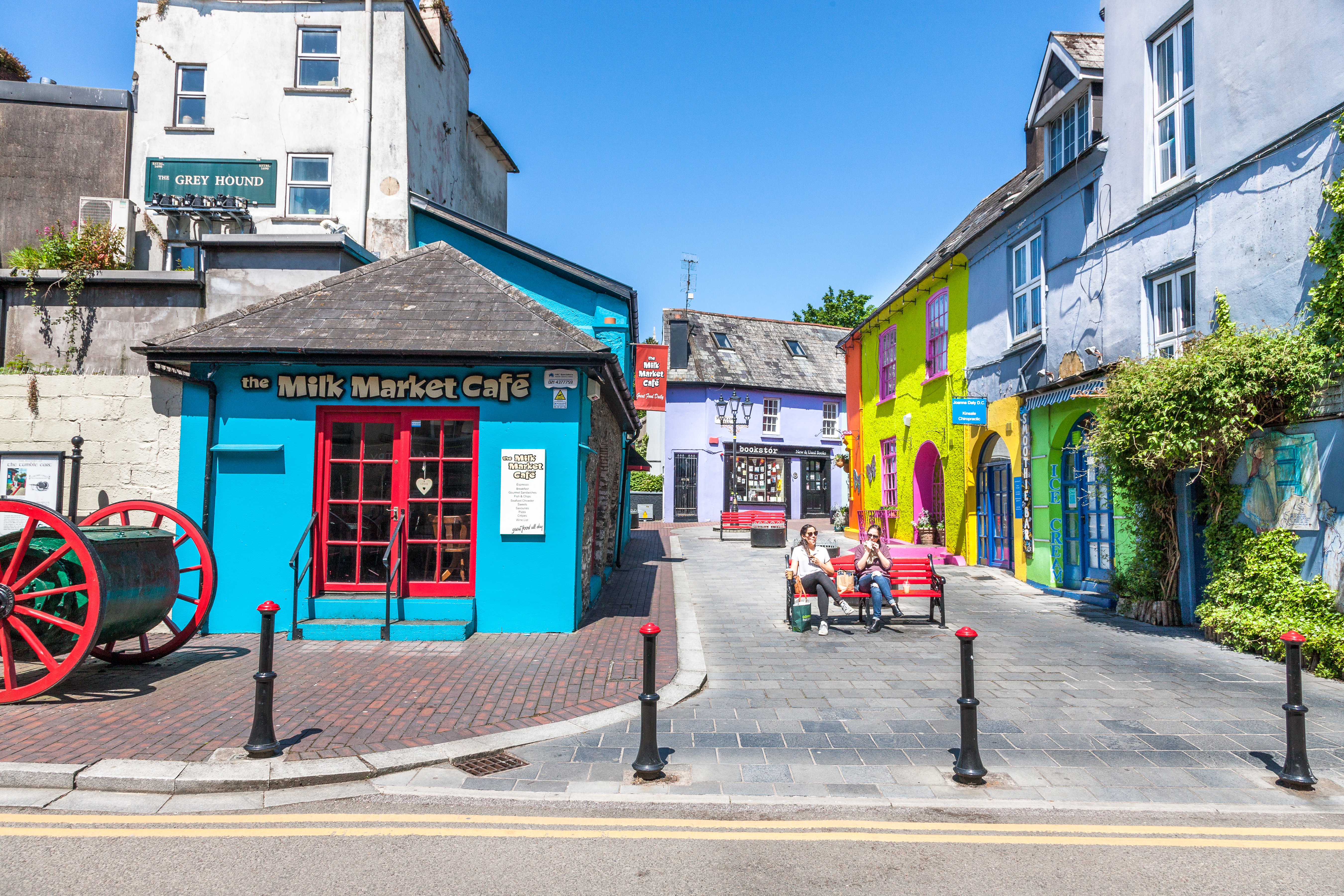 Eine farbenfrohe Marktstraße in Kinsale 